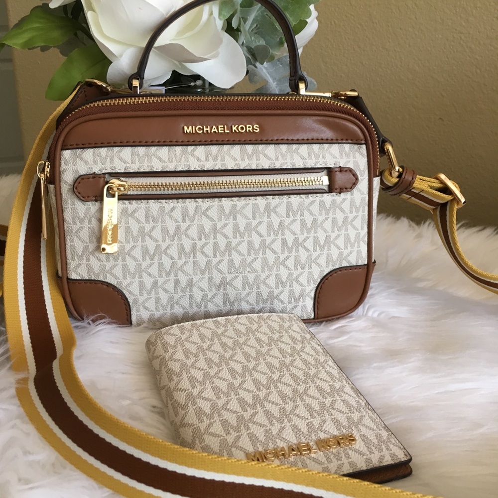 Michael Kors Crossbody Bag & passport case/wallet - Picture 3 of 8